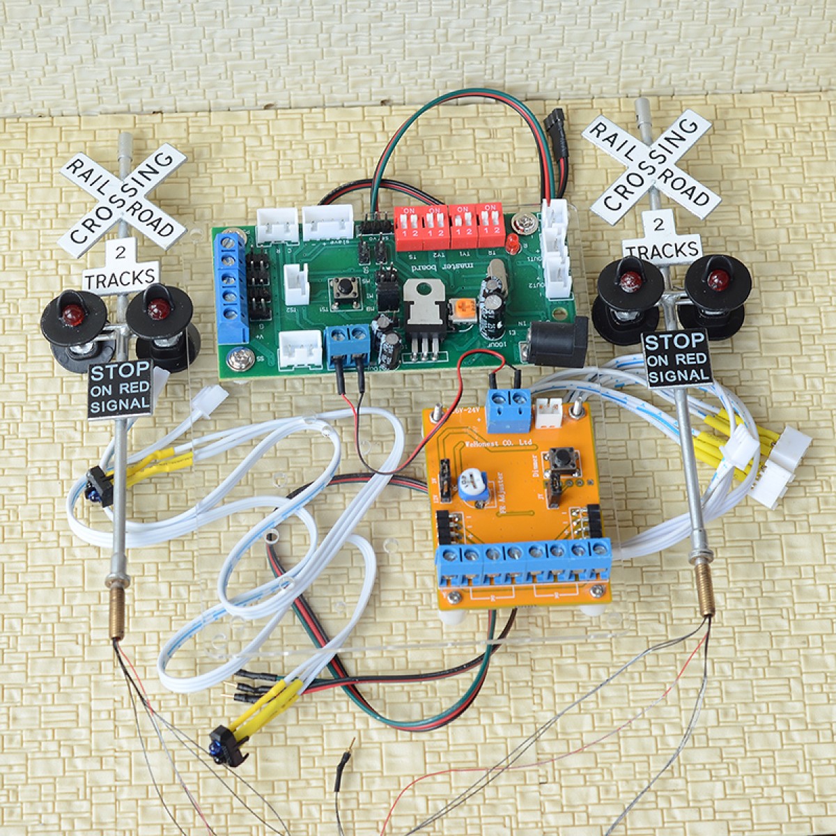 1 set O crossing signals + automatic IR sensors controller by train detector